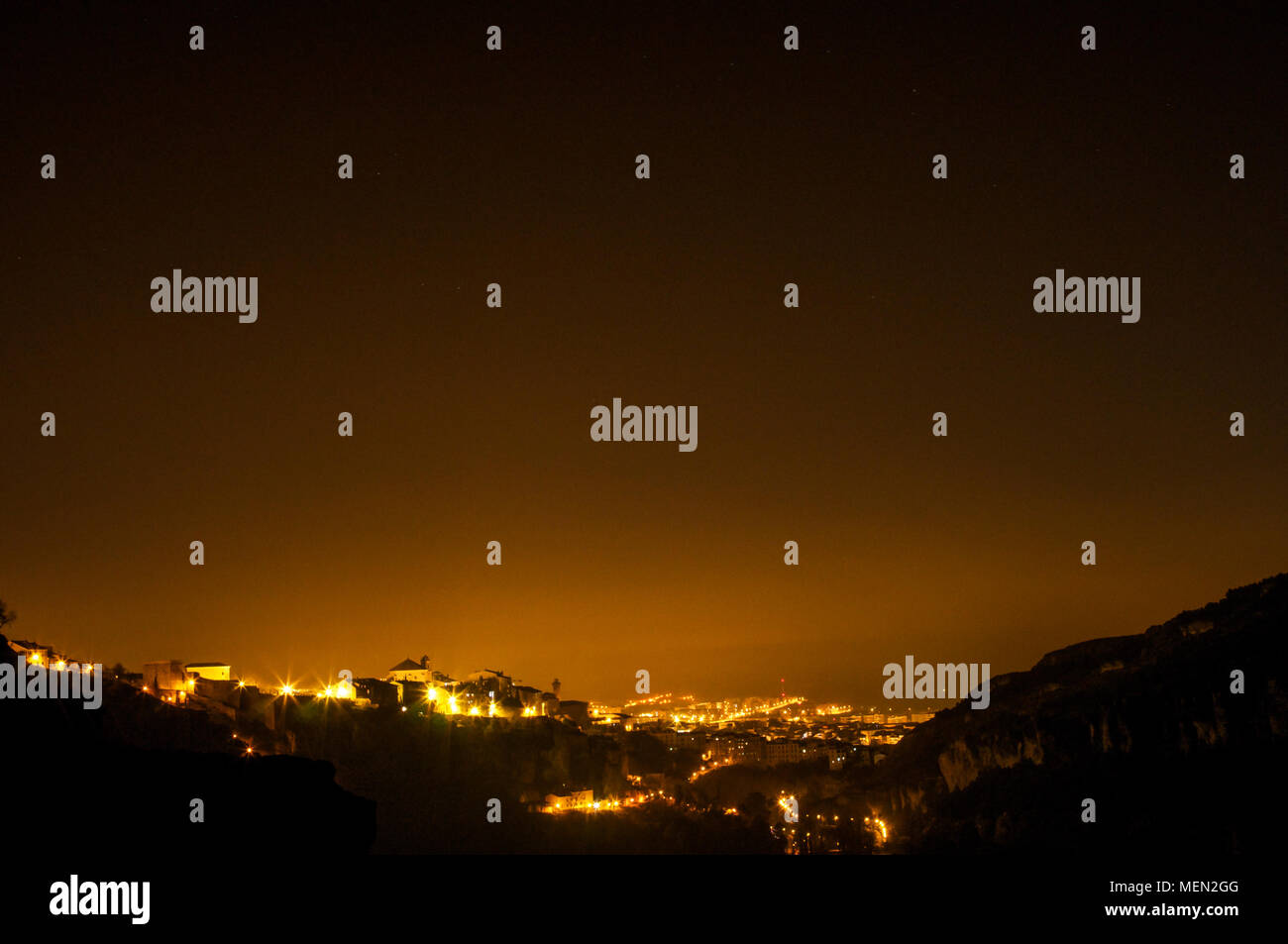 Grandi luci della città dell'arte spagnola e la città universitaria Cuenca Foto Stock