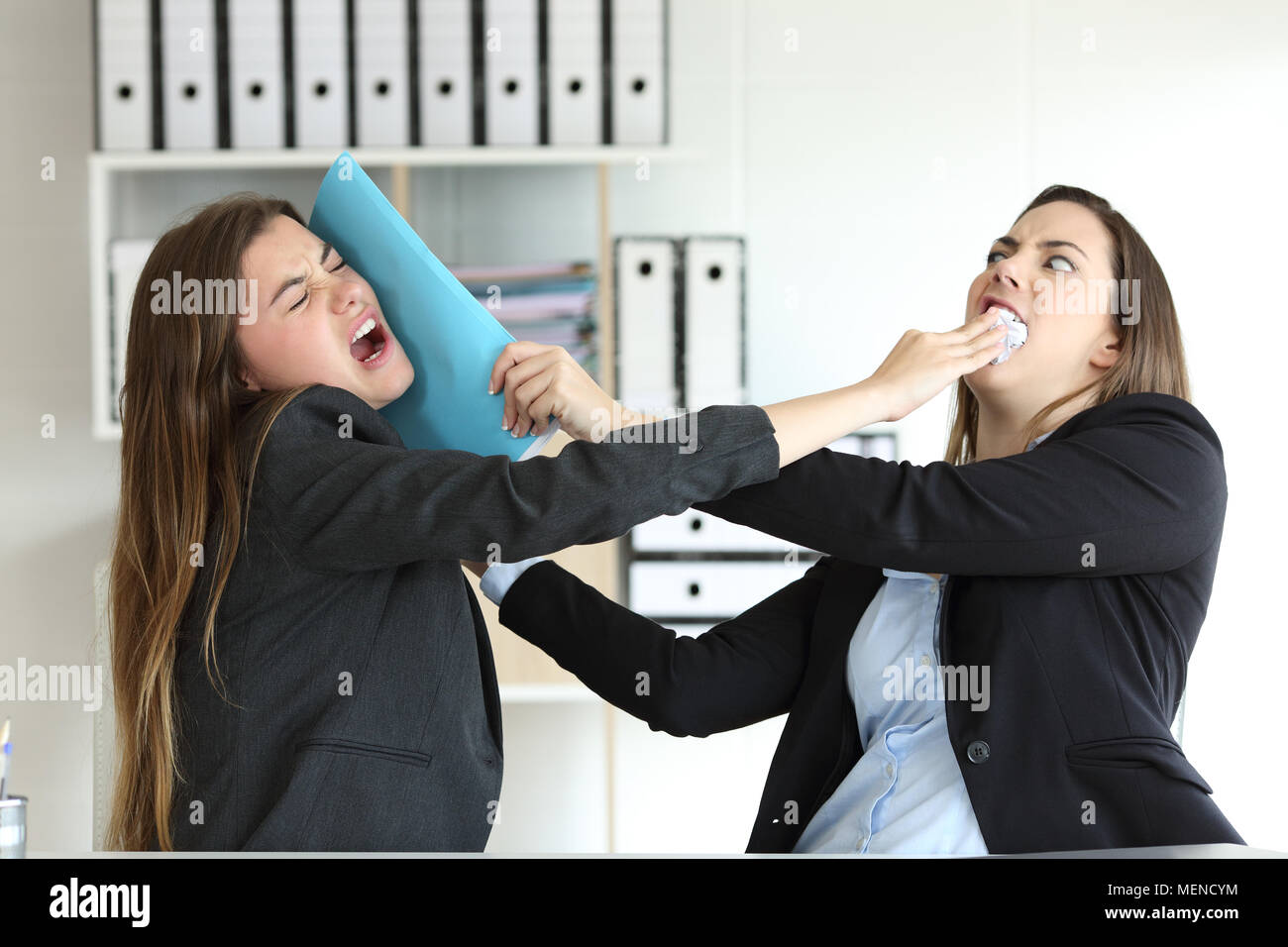 Due dirigenti arrabbiato combattimenti di colpire con le cartelle di Office Foto Stock