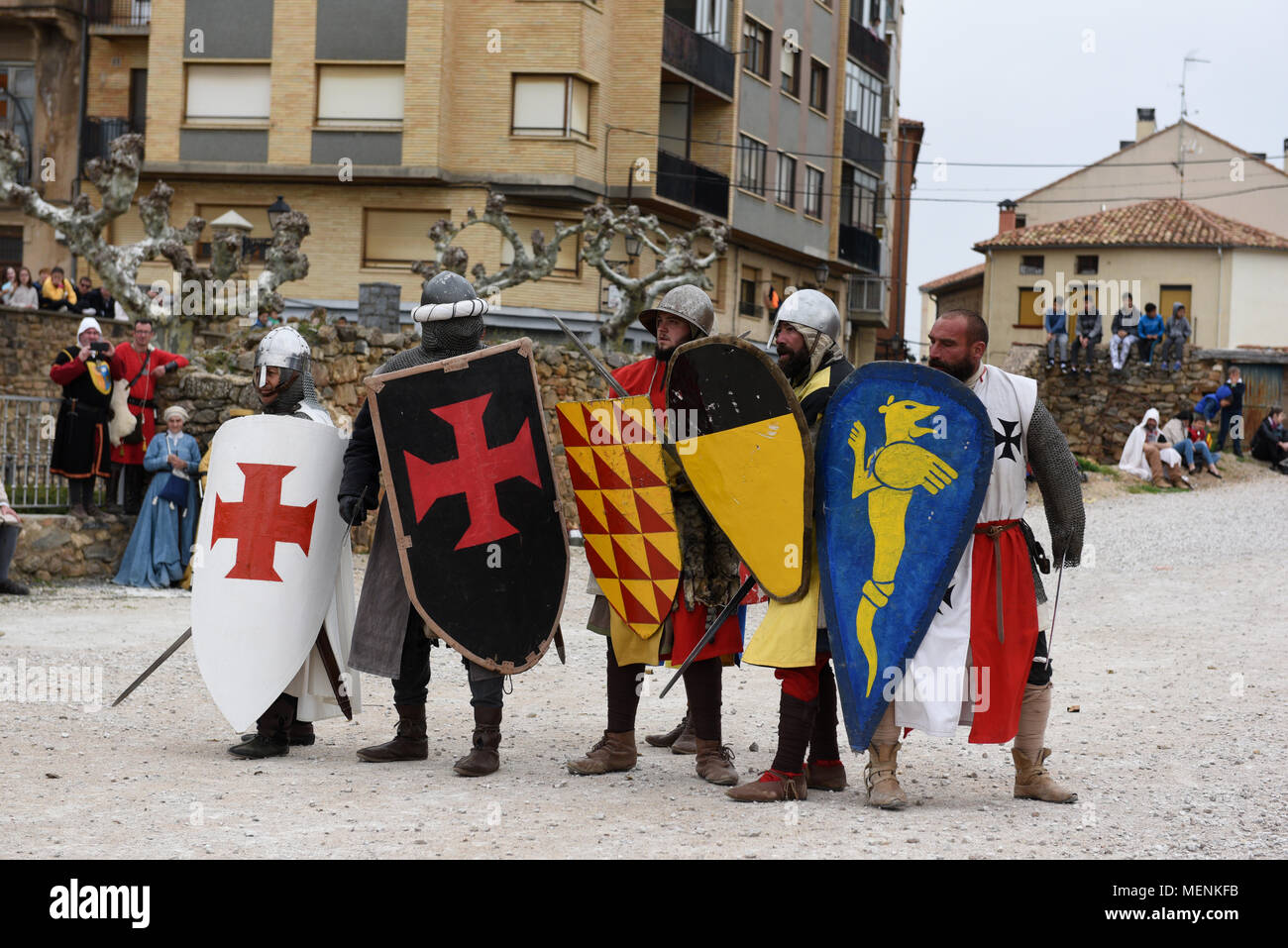 Agreda, Spagna. 22 apr, 2018. I partecipanti vestiti come cavalieri nella foto durante la celebrazione della tradizione "Los Desposorios de Jaime I el Conquistador, y Leonor de Castilla" nel villaggio di Ágreda, nel nord della Spagna. Essa commemora il matrimonio, che si è svolta il 6 febbraio 1221, tra Jaime I de Aragón e Leonor de Castilla. Credito: Jorge Sanz/Pacific Press/Alamy Live News Foto Stock