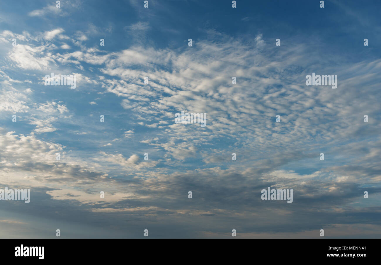 Cielo blu con nuvole in movimento effettuerà la sostituzione sky, sfondo, tessitura o sovrapposizione Foto Stock