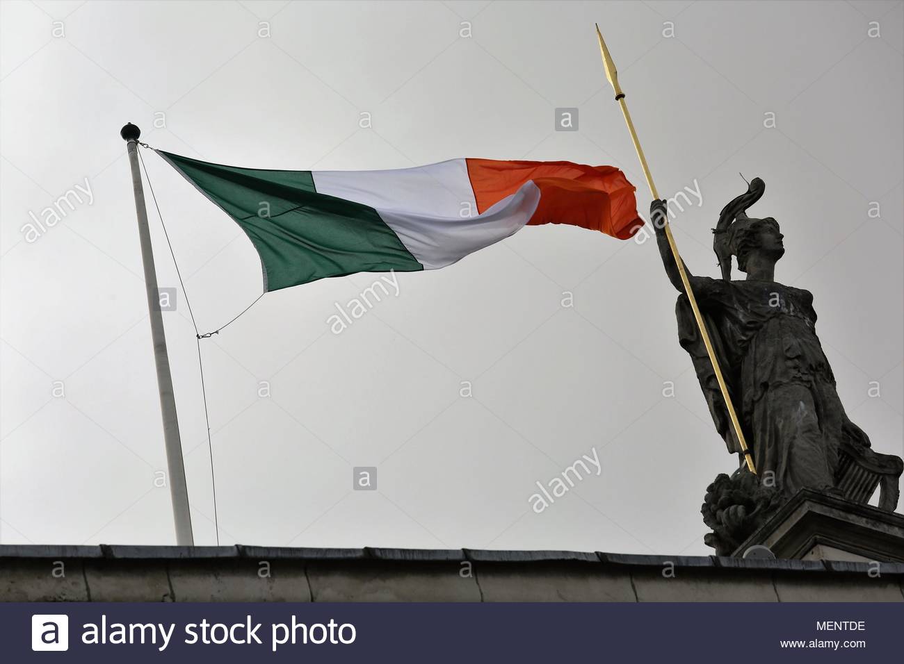 La bandiera irlandese al vento al di sopra del GPO in Dublino Foto Stock