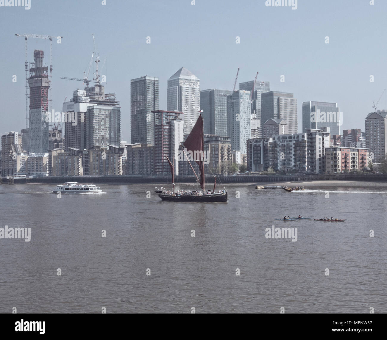 Il Tamigi chiatta passato a vela Canary Wharf East London REGNO UNITO Foto Stock