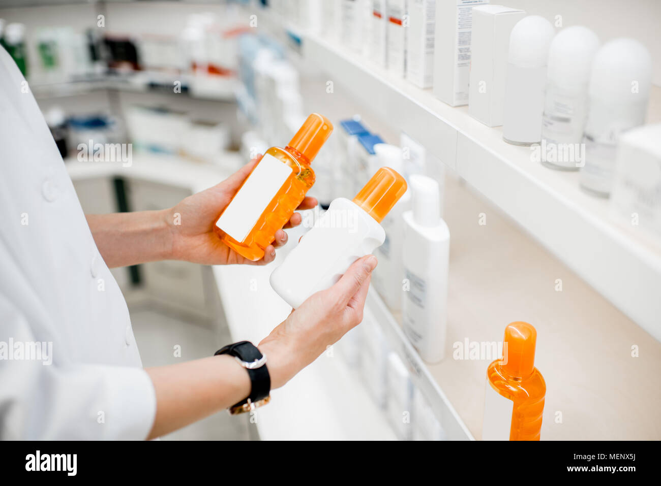 Tenendo crema di protezione solare in farmacia Foto Stock