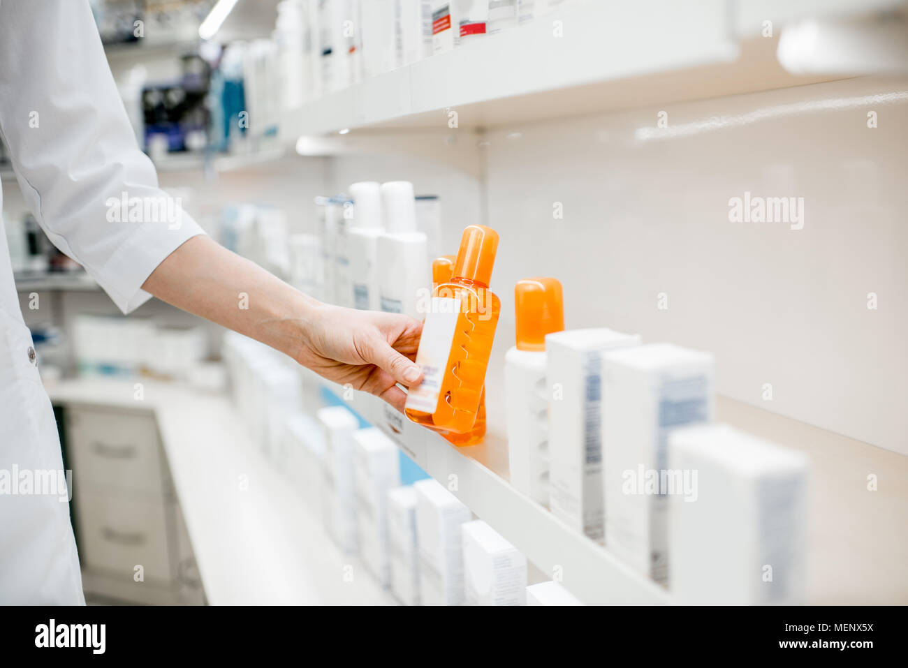 Tenendo crema di protezione solare in farmacia Foto Stock