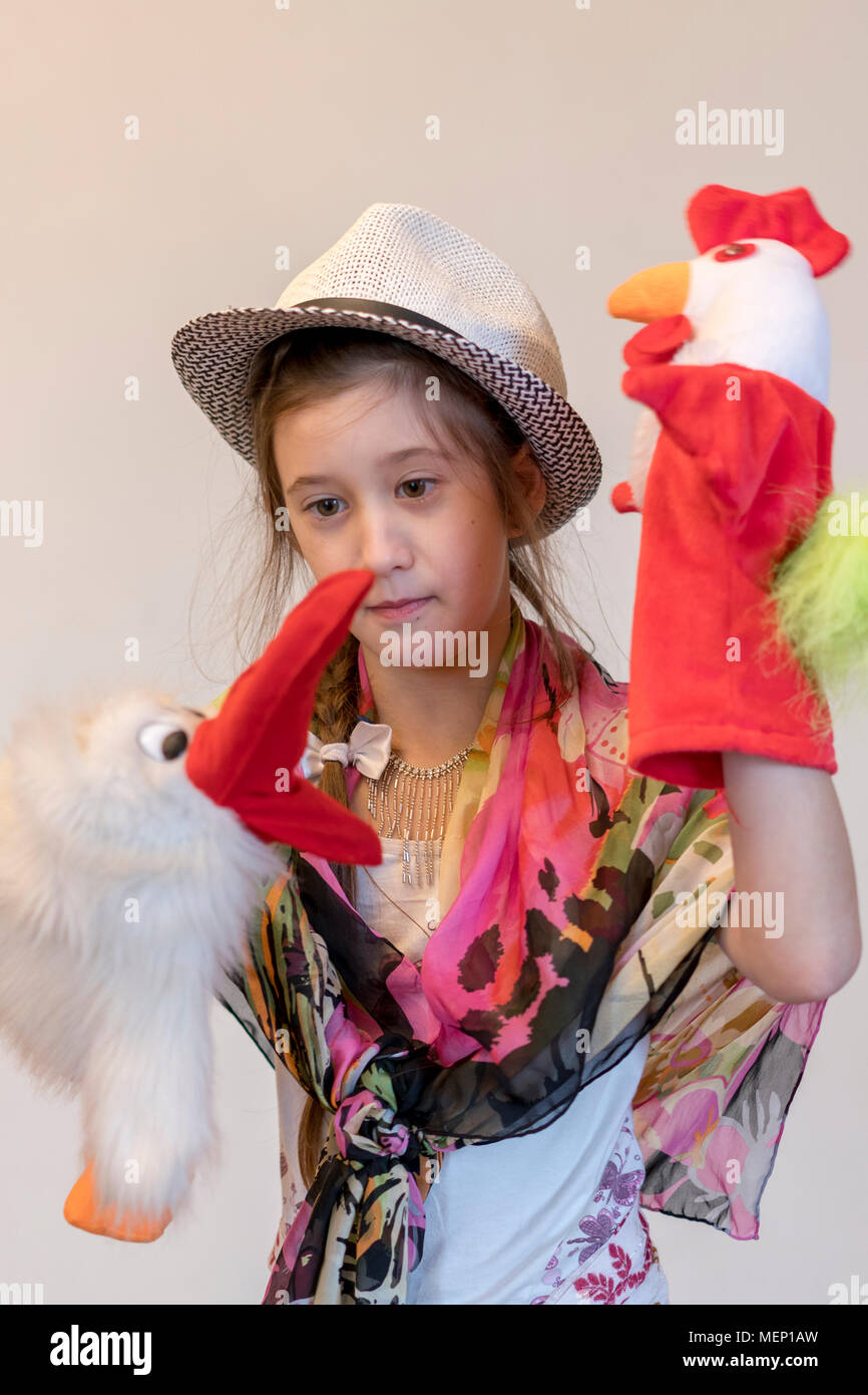 Bambino felice, divertimento creativo concetto - ragazza che gioca nel teatro. Foto Stock