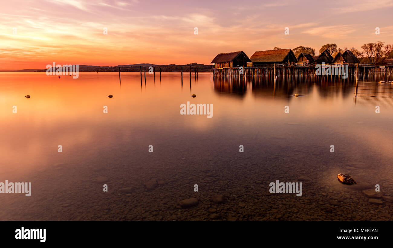 Colorfull tramonto sul Lago di abitazioni dell'età della pietra e del Bronzo di Unteruhldingen sul Lago di Costanza, Baden-Wurttemberg. Germania Foto Stock