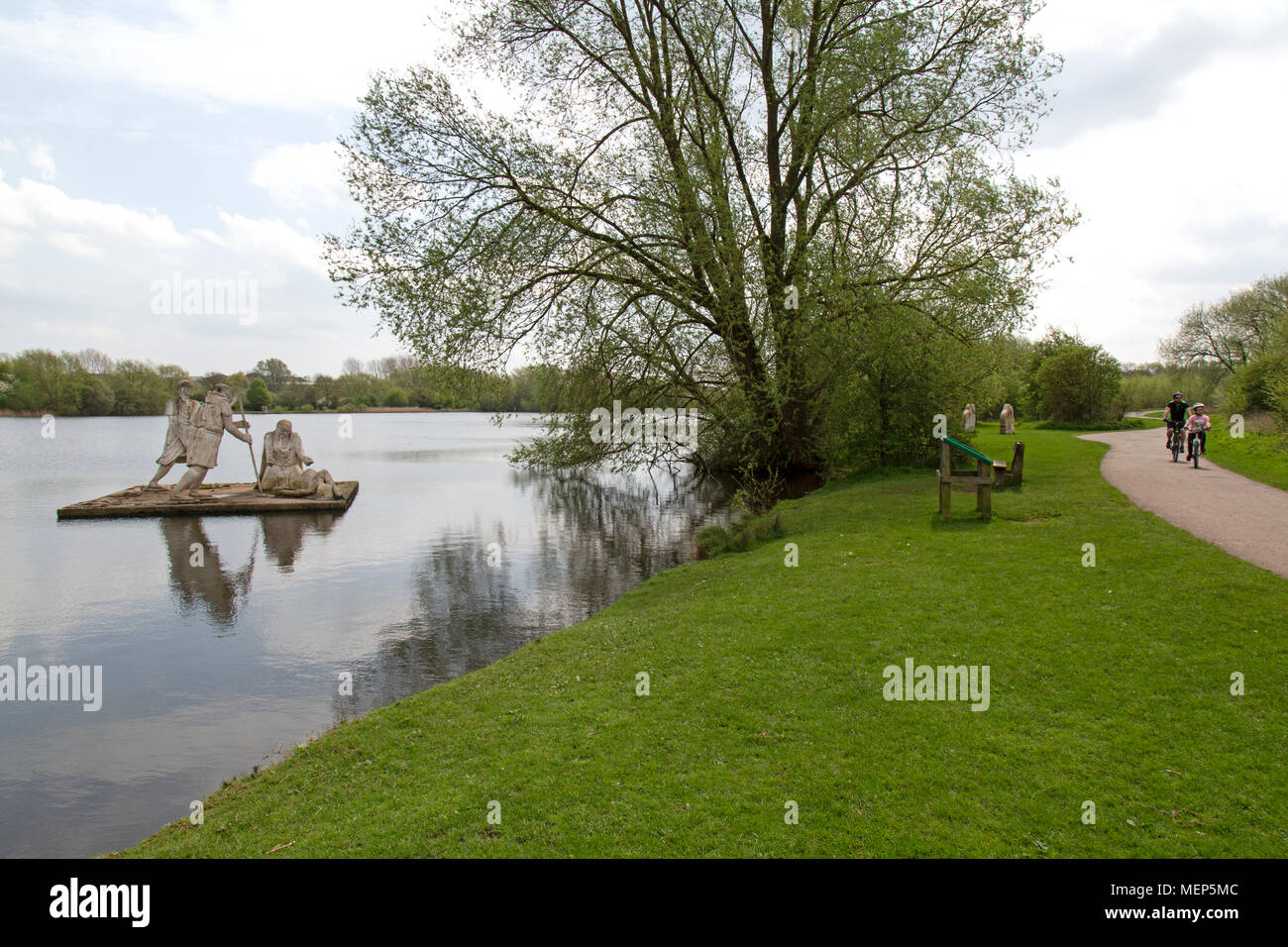 Watermead Country Park in Leicestershire, Inghilterra, una rete di laghi boschi e riserve naturali creati da 340 acri di lavorazioni di ghiaia. Foto Stock