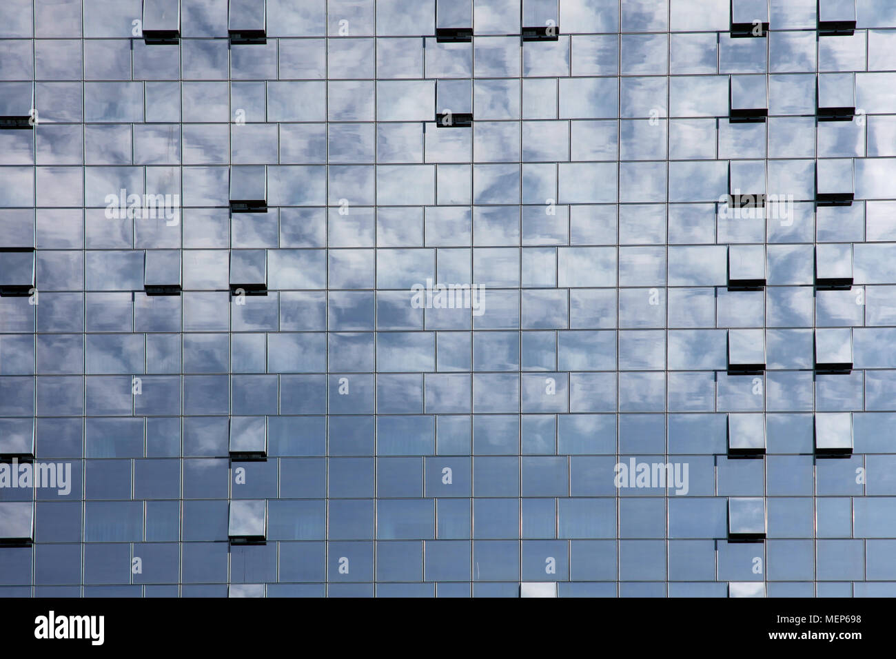 Finestra blu ufficio edificio sfondo nella città di Zagabria, Croazia. Foto Stock