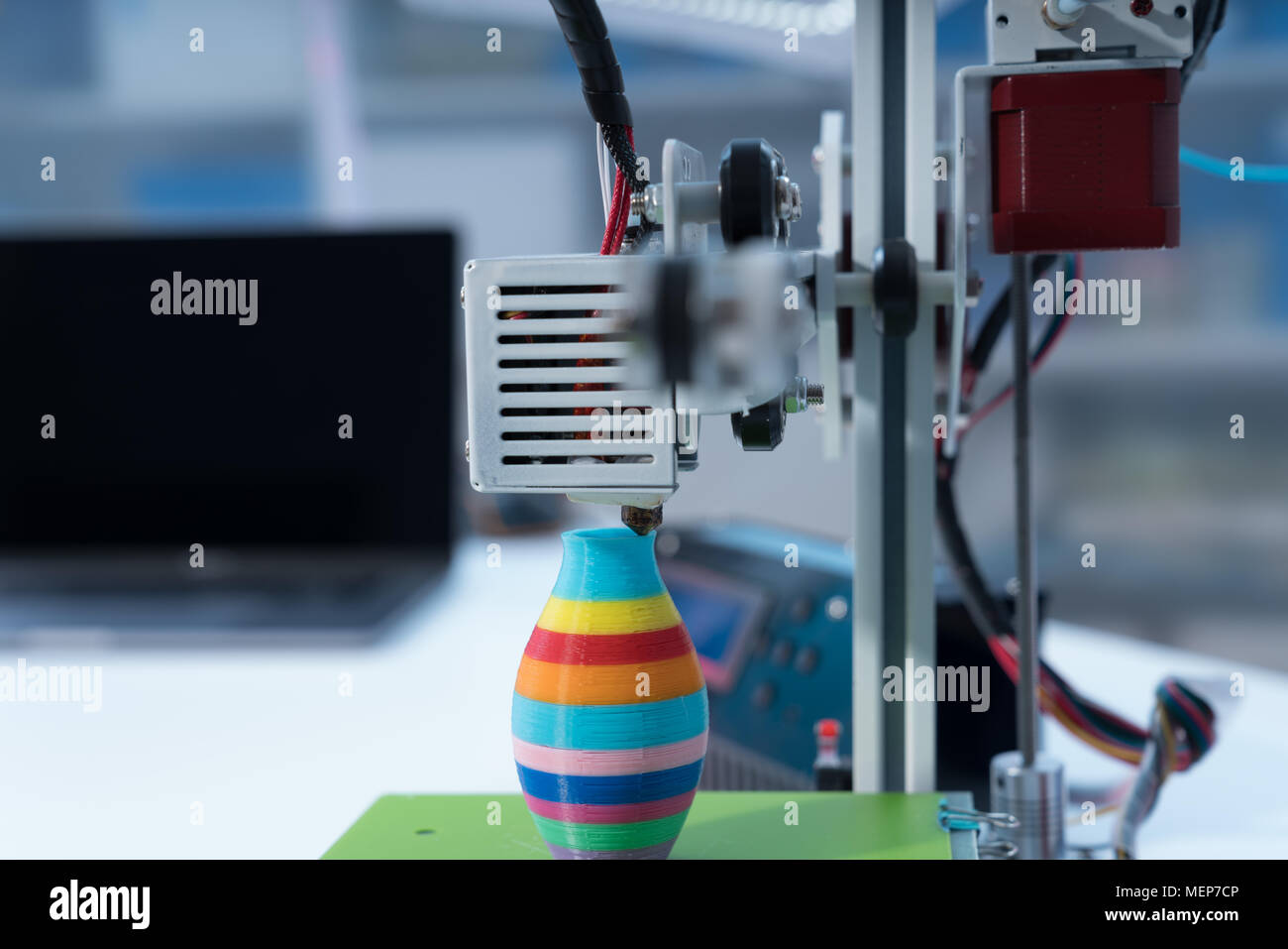 3D la stampante e il computer sul tavolo Foto Stock