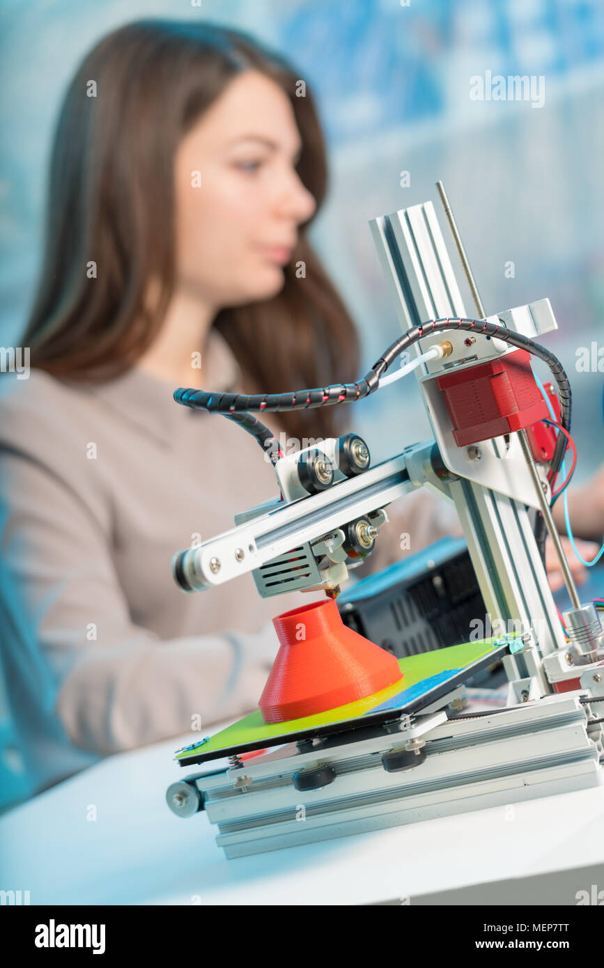 Femmina professionale ingegnere di lavoro con la stampa 3D Foto Stock