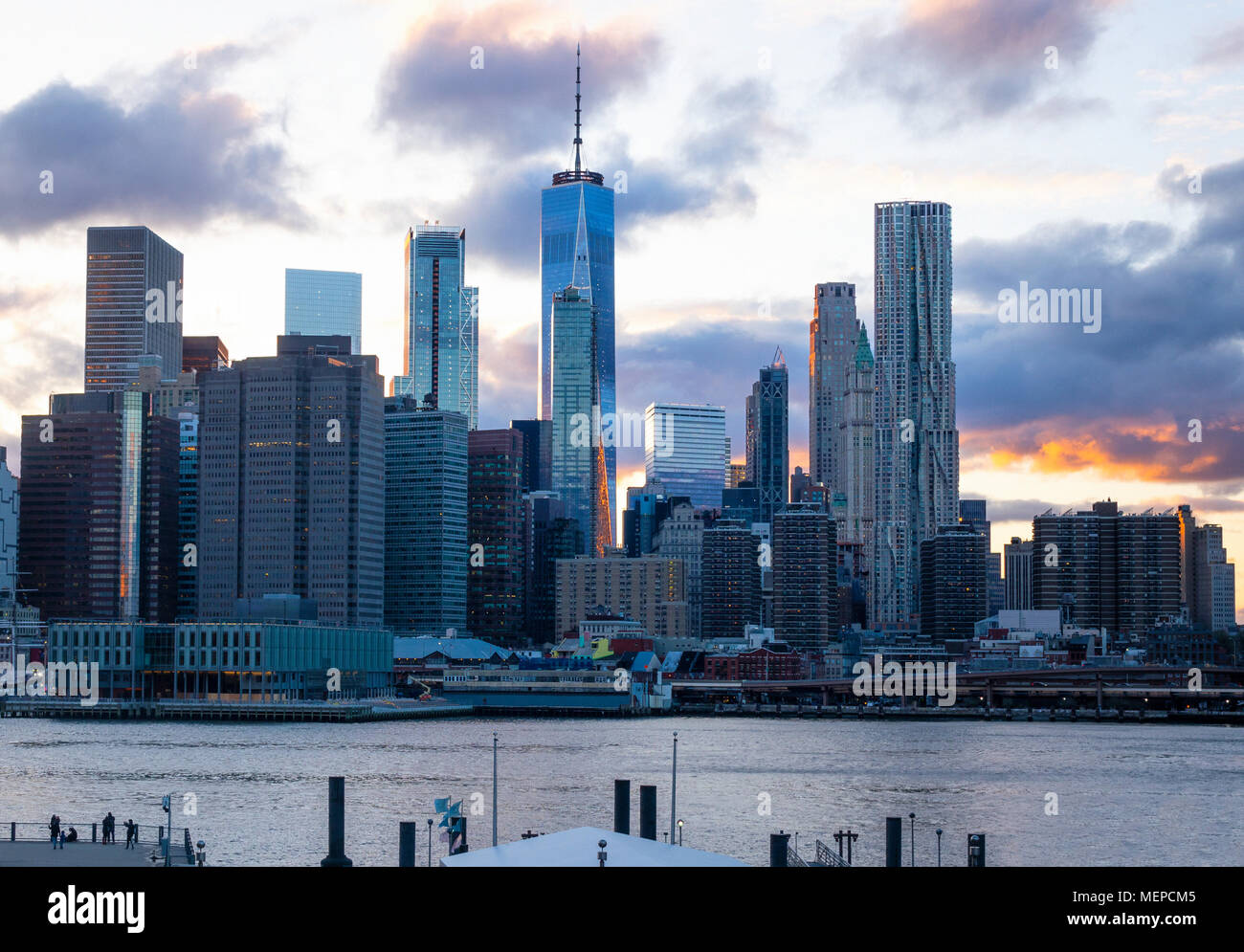 Tramonto dietro lo skyline di Lower Manhattan Foto Stock