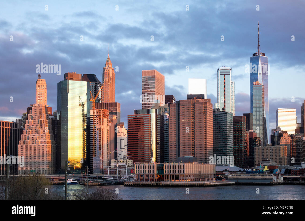 Skyline di Lower Manhattan visto da Brooklyn all'alba Foto Stock
