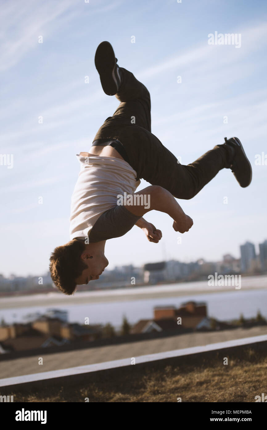 Giovane uomo jumping outdoor - sport parkour Foto Stock