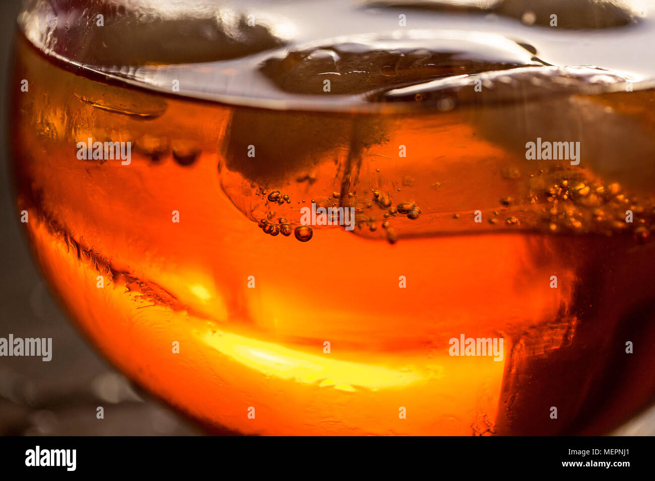 Chiudere il vetro della bevanda a base di arancia con bolle Foto Stock