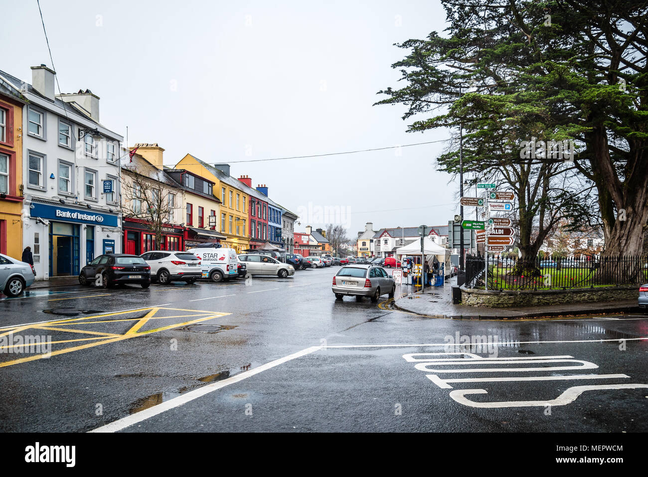 Kenmare, Irlanda - 10 Novembre 2017: strada commerciale con pittoresche e colorate case in Kenmare una piccola cittadina nel Ring of Kerry una giornata piovosa. Foto Stock