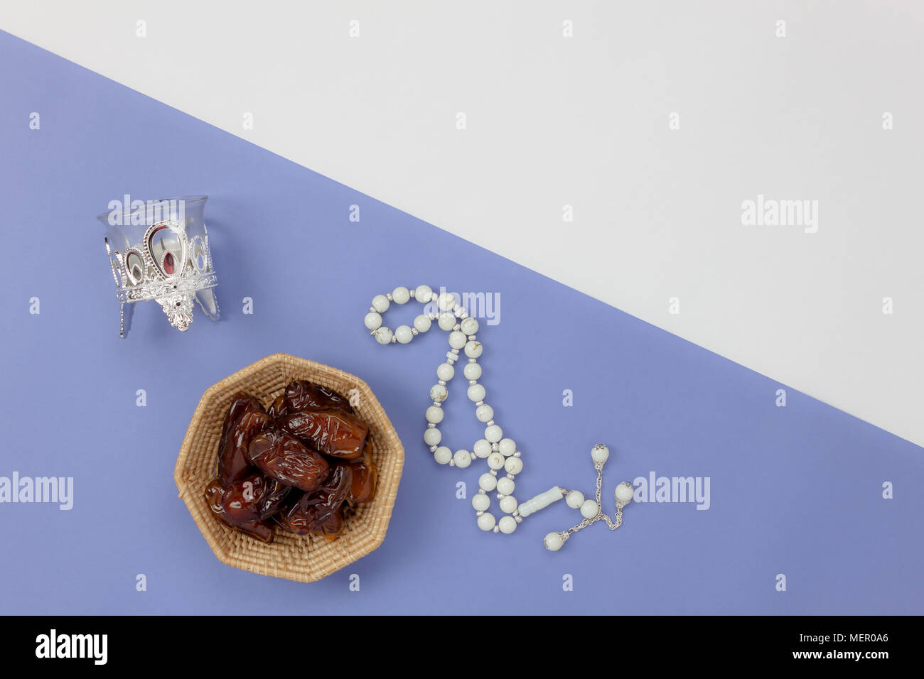 Table top visualizza immagine aerea di decorazione Ramadan Kareem holiday sfondo.piatto data di laici nel cestino di legno con rosario & lanterna.oggetto essenziale su mod Foto Stock