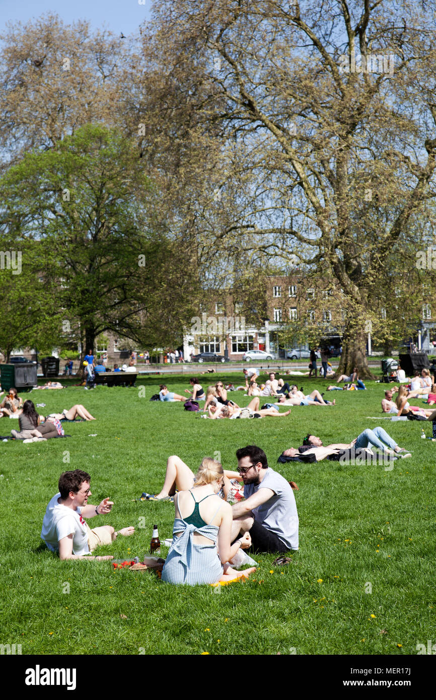 La gente sul prato in Clapham Common in una calda giornata di primavera - London REGNO UNITO Foto Stock