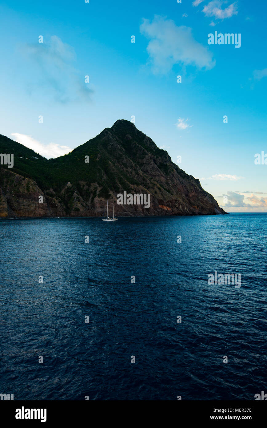 Nave al largo dell'isola di Saba Foto Stock