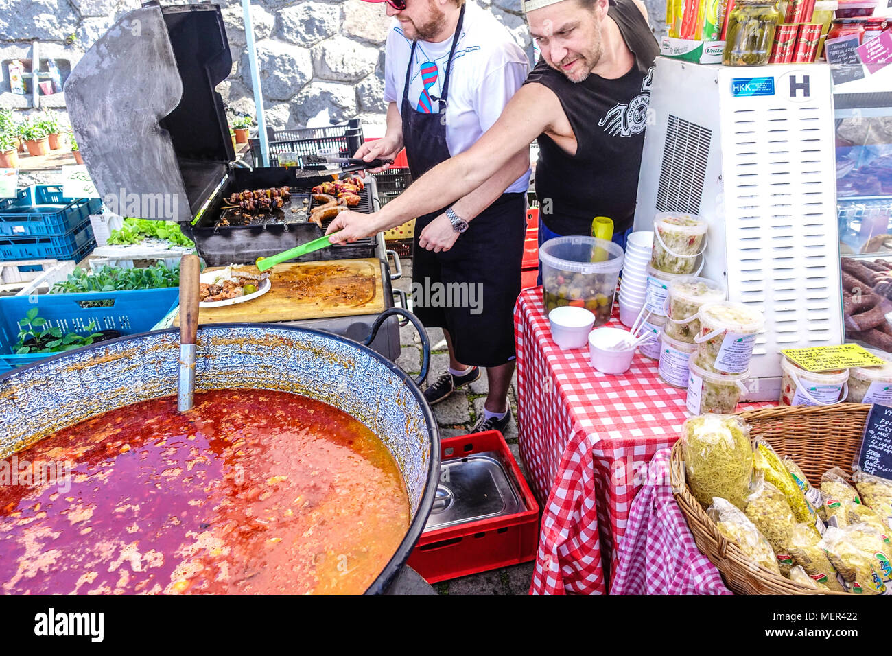 L'uomo cucina goulash Praga mercato alimentare di strada Stall a Naplavka Farmers Market, Repubblica Ceca cucina goulash ceco Foto Stock