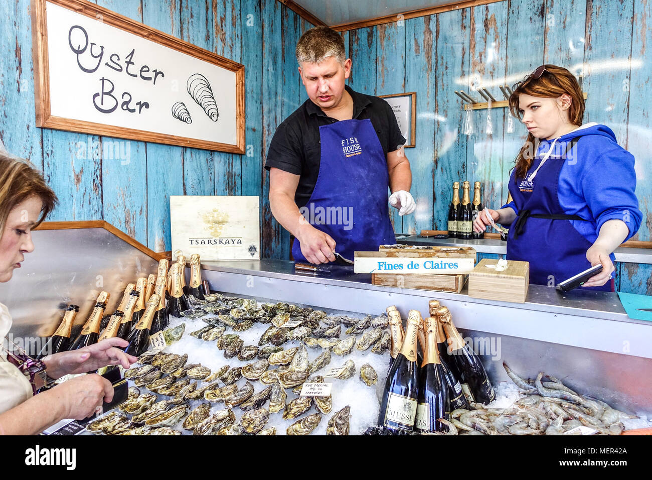 Mercato alimentare ceco Oyster bar a Naplavka, mercato agricolo di Praga, Repubblica Ceca Foto Stock
