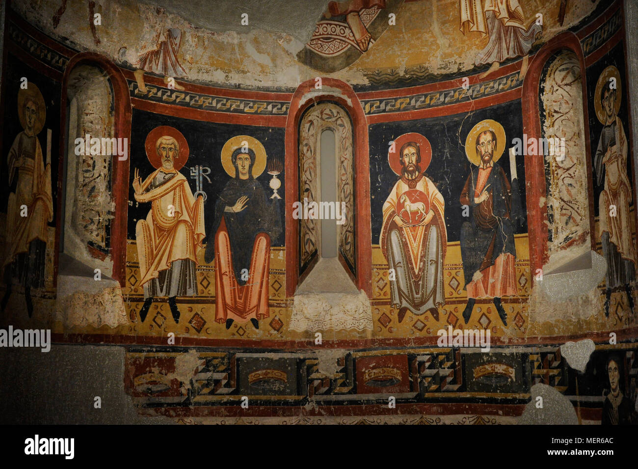 Cerchio del maestro di Pedret. Abside principale della Burgal (fine secolo XI-inizi del XII secolo). Affresco raffigurante San Pietro e la Vergine con il calice (sinistra) e San Giovanni Battista e San Paolo (a destra). Romanico. Affresco trasportato su tela. Dalla vecchia chiesa di Sant Pere del Burgal (la Guingueta Aneu, provincia di Lleida, Spagna). Museo Nazionale di Arte della Catalogna (MNAC). Barcellona. La Catalogna. Spagna. Foto Stock