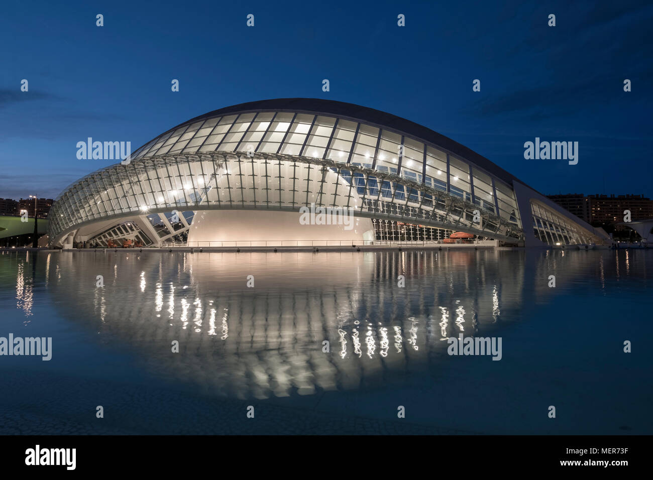L'Hemisferic edificio di notte, parte della moderna architettura visto alla Città delle Arti e delle Scienze di Valencia, Spagna Foto Stock
