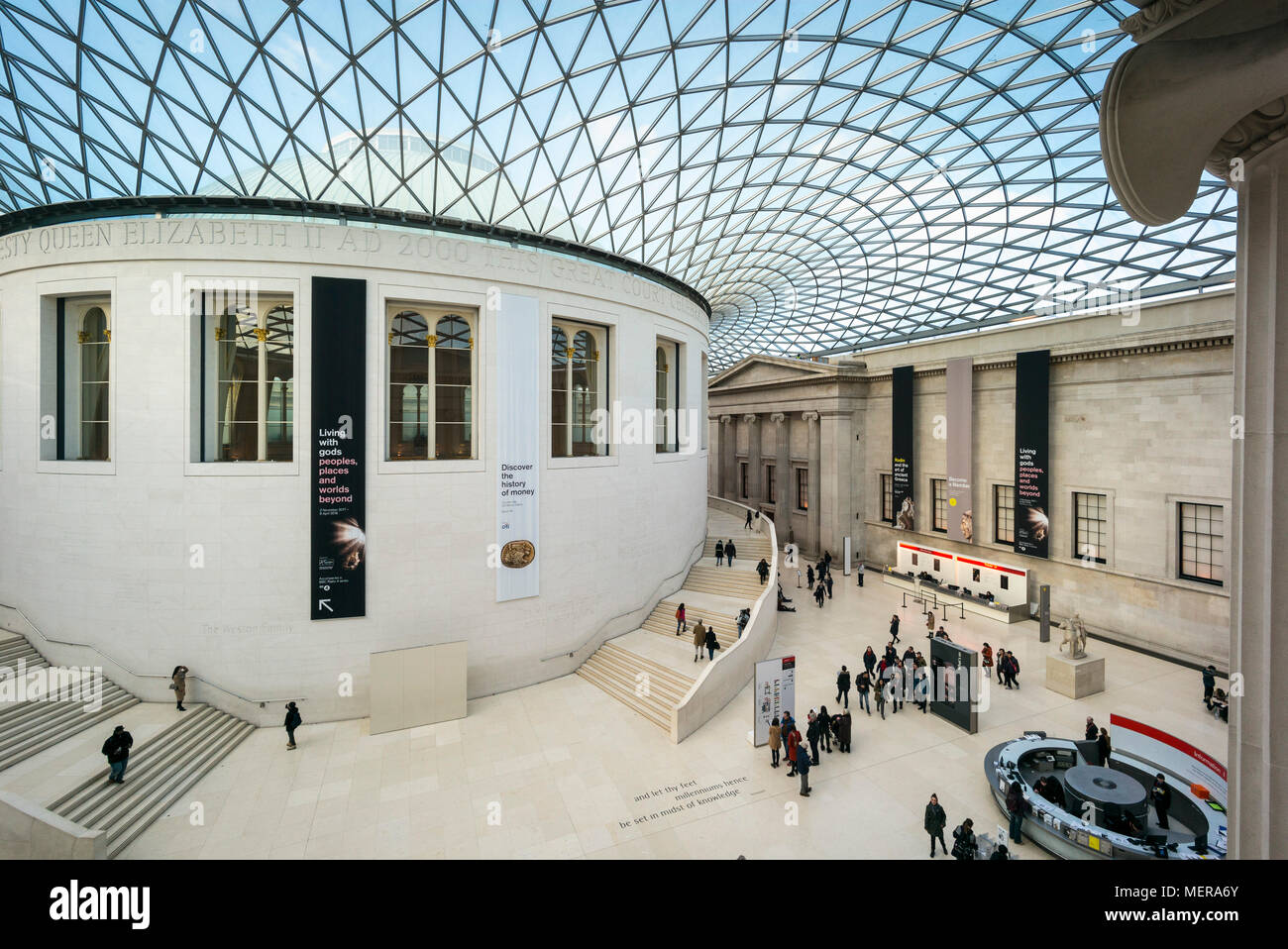 Londra. In Inghilterra. British Museum, il grande cortile interno, con la sala di lettura presso il centro. La Queen Elizabeth II grande corte, progettato da Fo Foto Stock