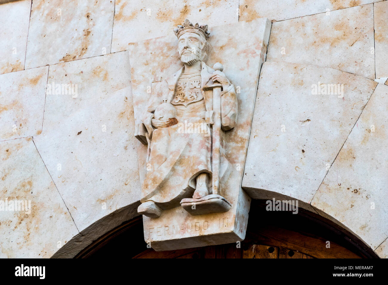 Peleas de Arriba, Spagna. Statua di re Ferdinando III di Castiglia, il Santo, vicino alla sua casa natale nell'ex monastero di Valparaiso Foto Stock