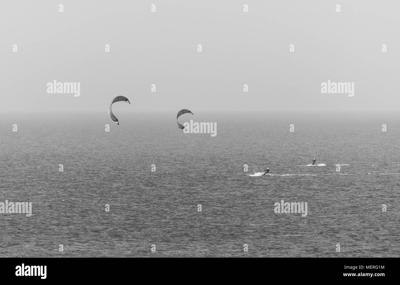 Due kite surfers al largo della costa di Blyth nel Northumberland Foto Stock