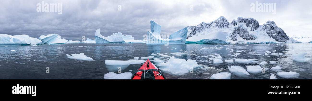 Vista panoramica del kayak nel cimitero di iceberg in Antartide, incredibile POV panorama con vista del mare e del ghiaccio, Penisola Antartica Foto Stock