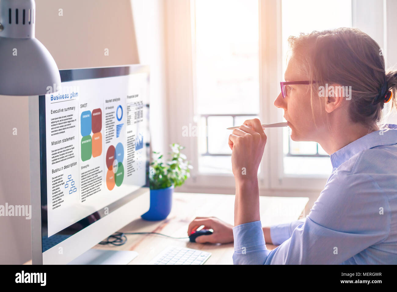 Imprenditrice lavorando su un piano aziendale sullo schermo del computer per lanciare trovato campagna di raccolta e di trovare investitori di investire in società di avvio Foto Stock