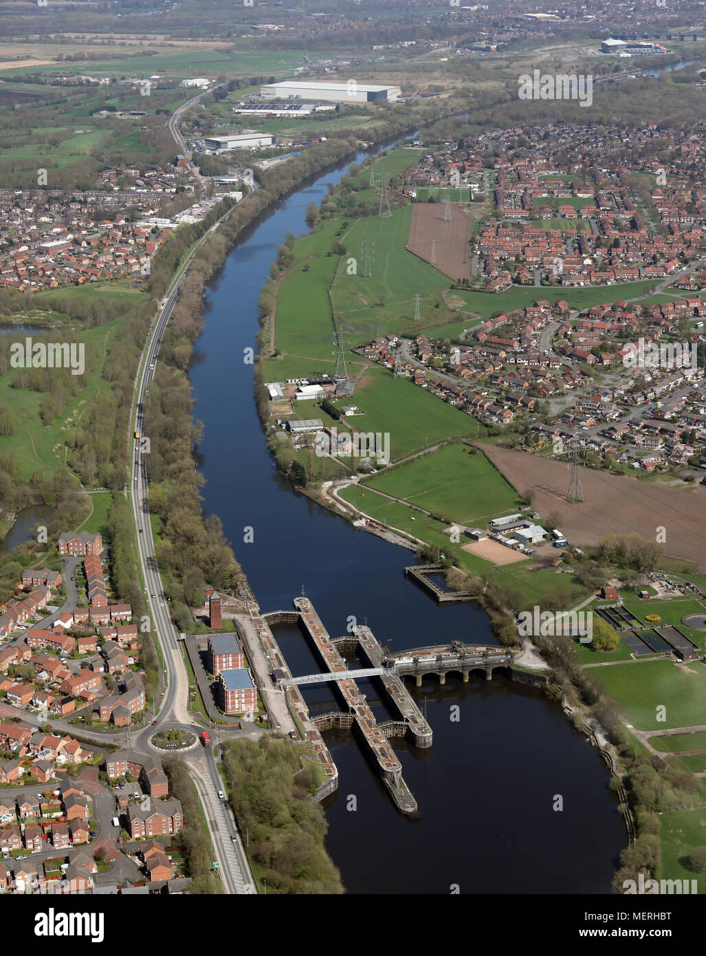Vista aerea guardando ad est il Manchester Ship Canal a Irlam vicino a Manchester, Regno Unito Foto Stock