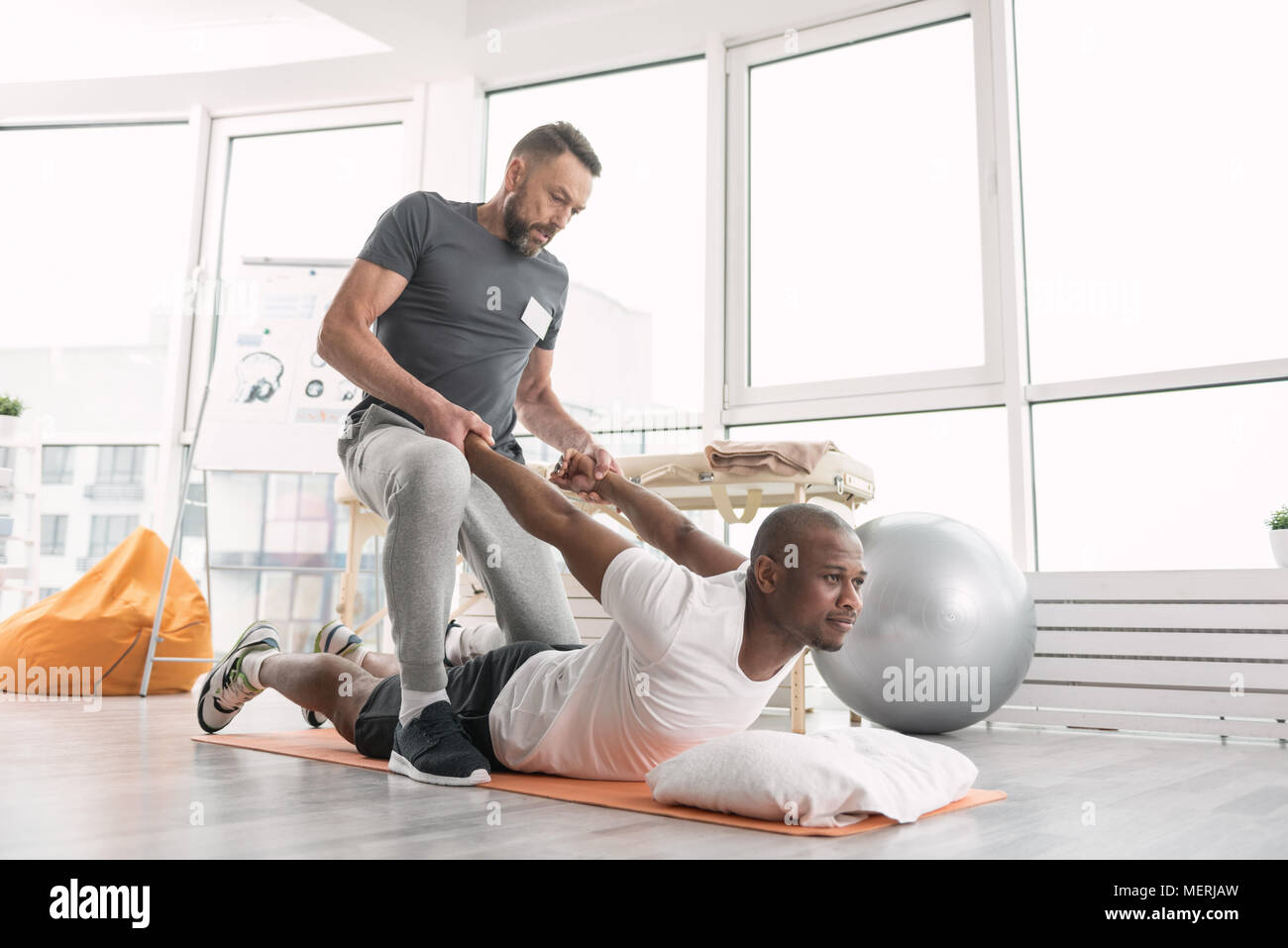Gioiosa Nizza uomo avente una formazione speciale Foto Stock