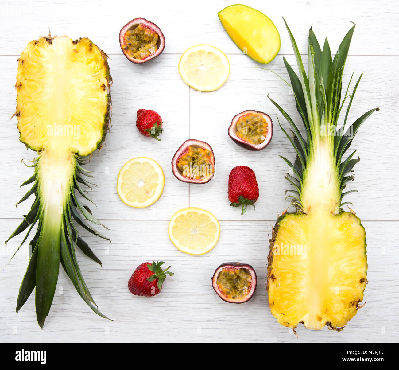 Guardando verso il basso a partire da sopra sulla frutta fresca come frutto della passione,mango, fragola e ananas quali sono gli ingredienti per un frullato tropicale. Foto Stock