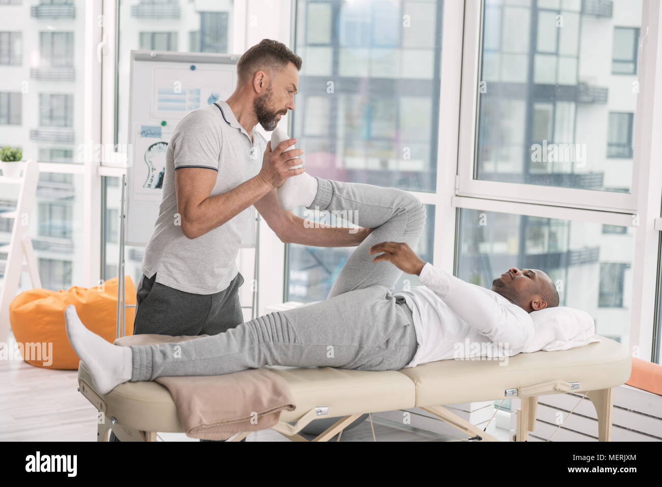 Grave smart medico che lavorano nel centro di riabilitazione Foto Stock