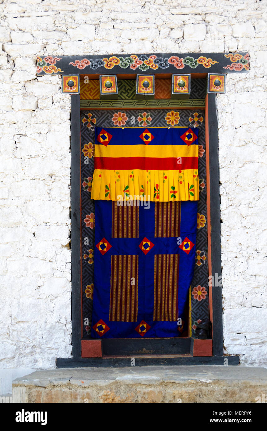 Decorate porta al tempio bianco, Haa Valley, Bhutan Foto Stock