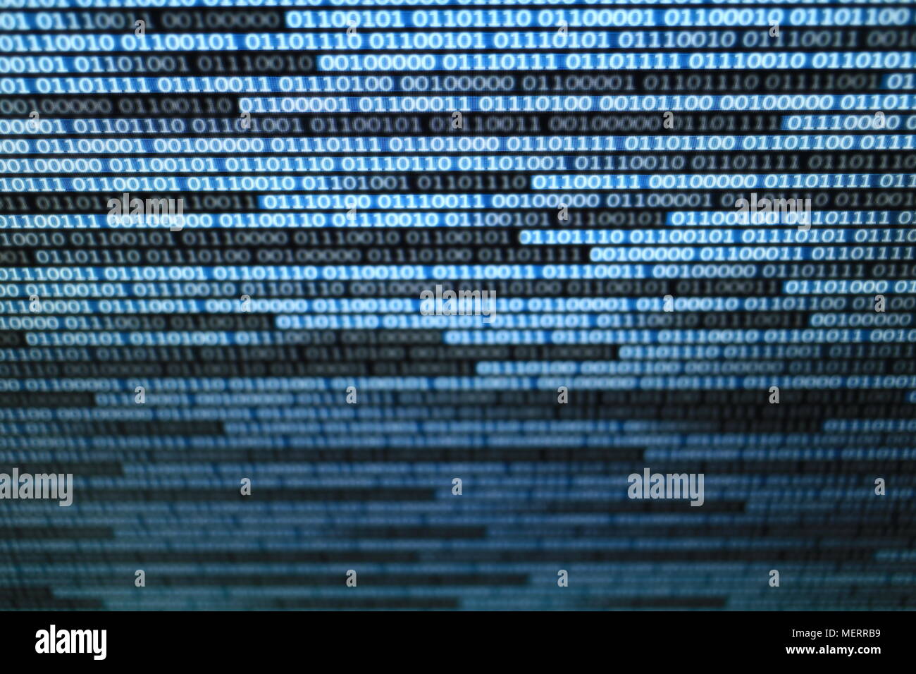Blu codice binario sfondo. computer trasferimento dati concetto. Computer ai dati di intelligence connessione internet i concetti. Foto di schermo di computer disp Foto Stock