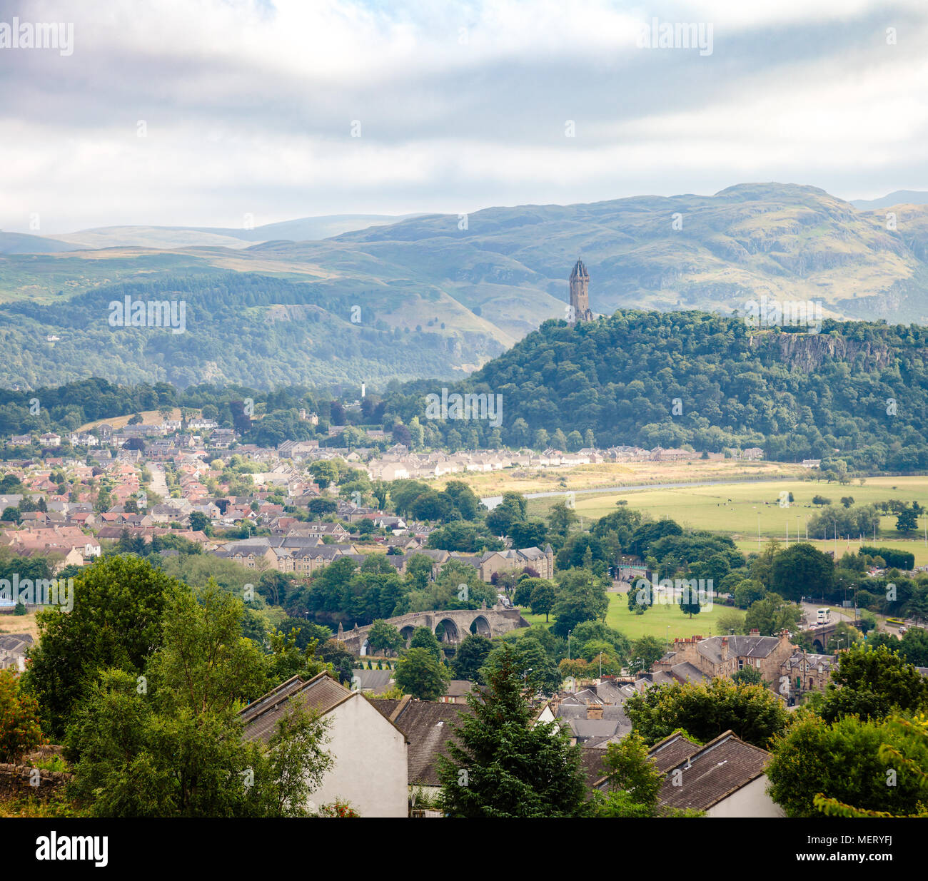 Stirling cityscape con la National Wallace Monument sul vertice di Abbey Craig commemora il XIII secolo eroe scozzese Sir William Wallace, Sc Foto Stock