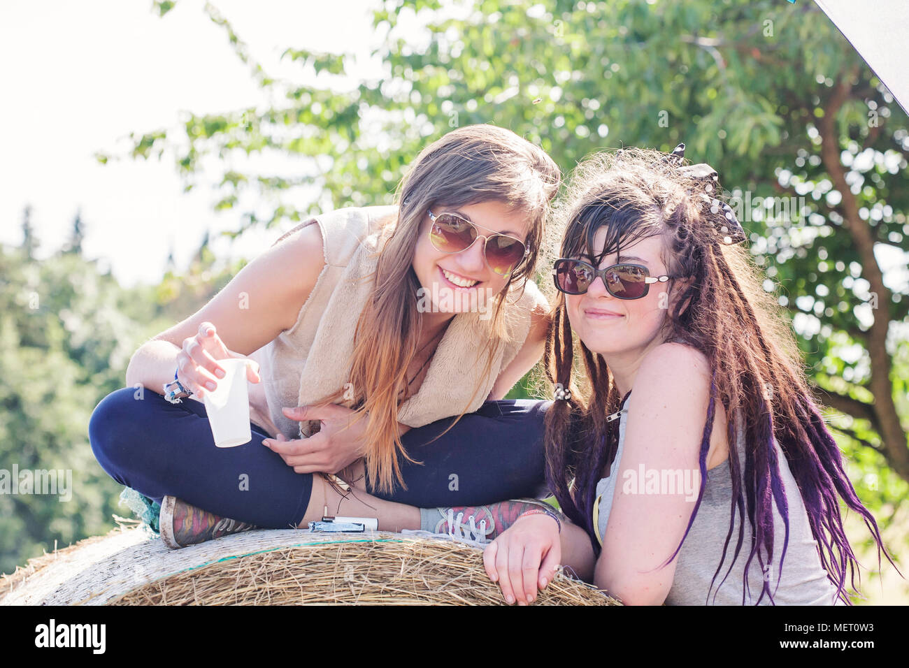 I giovani partecipanti di sesso femminile di musica popolare Festival Divertente Luna in Repubblica ceca, Europa, luglio 15, 2017 Foto Stock