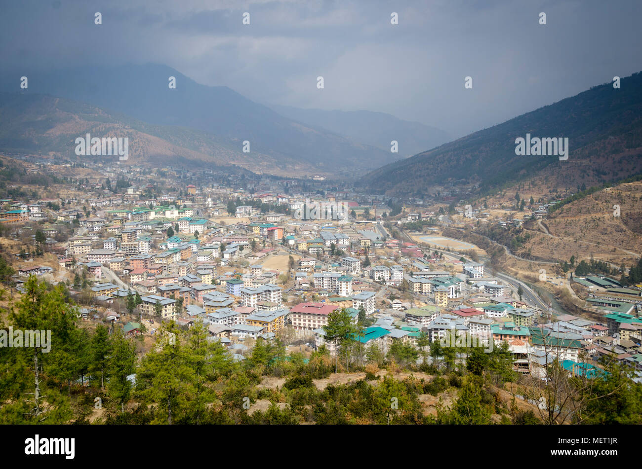 Vista sulla città, da sud, Thimphu Bhutan Foto Stock