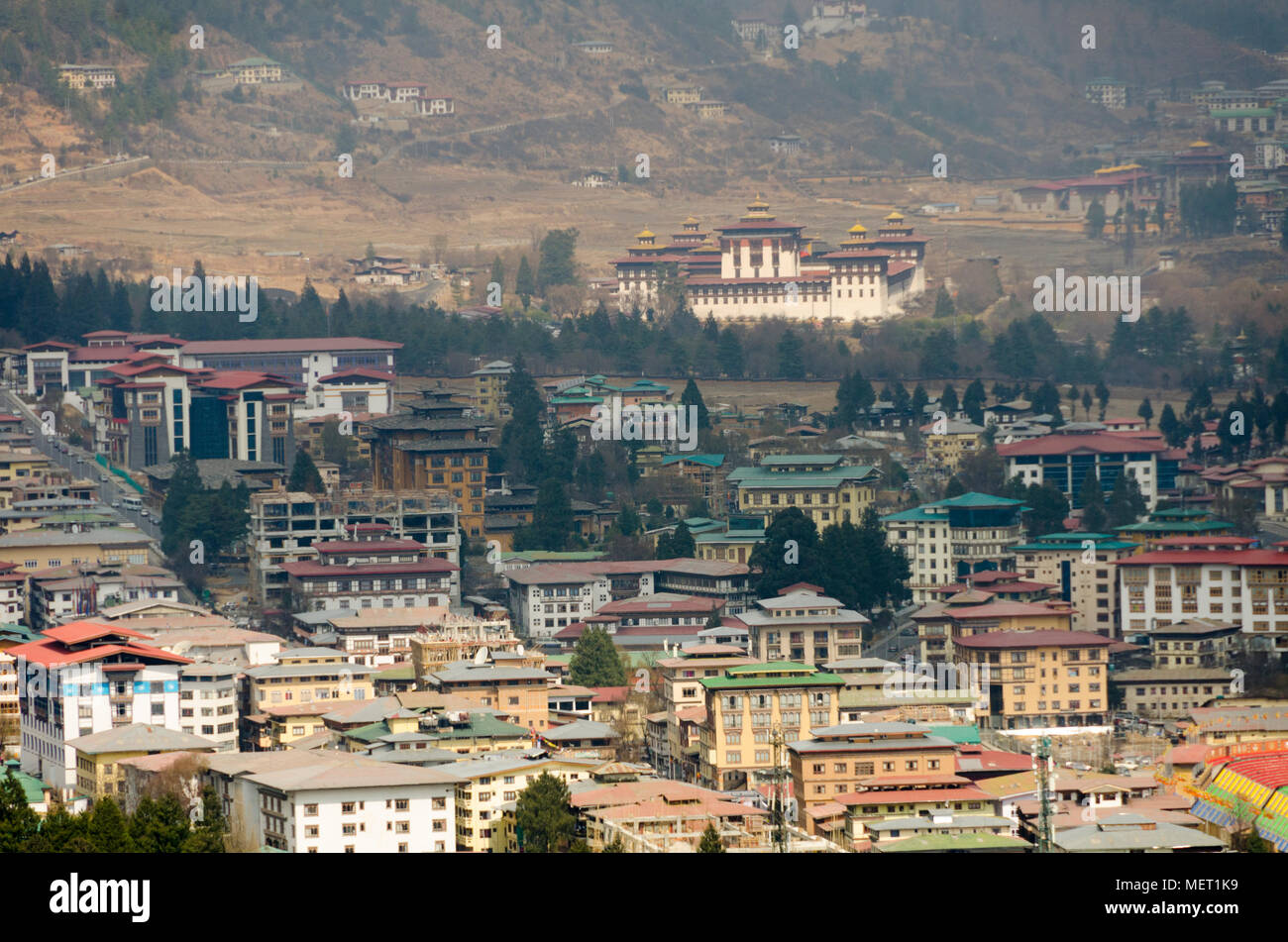 Vista sulla città, da sud, Thimphu, Bhutan. Tashichho Dzong in distanza Foto Stock