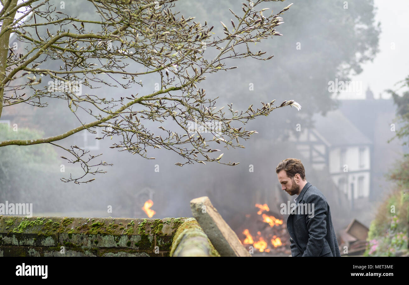 Grande Budworth, UK. 11 Aprile, 2018. Attore Rafe Spall attende tra prende sul set del nuovo dramma della BBC "La Guerra dei mondi" da HG Wells, girato nel Foto Stock