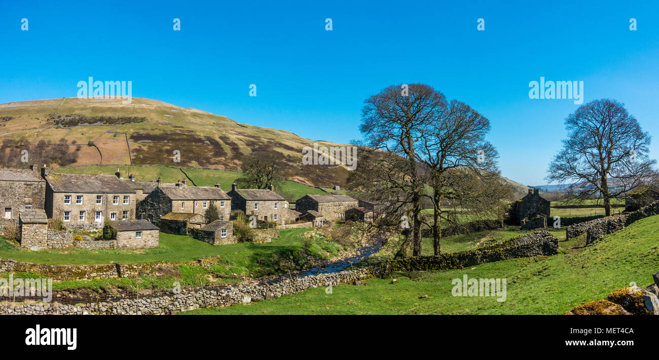 Le pittoresche case in pietra del borgo di Thwaite su una bella giornata, Yorkshire Dales, REGNO UNITO Foto Stock