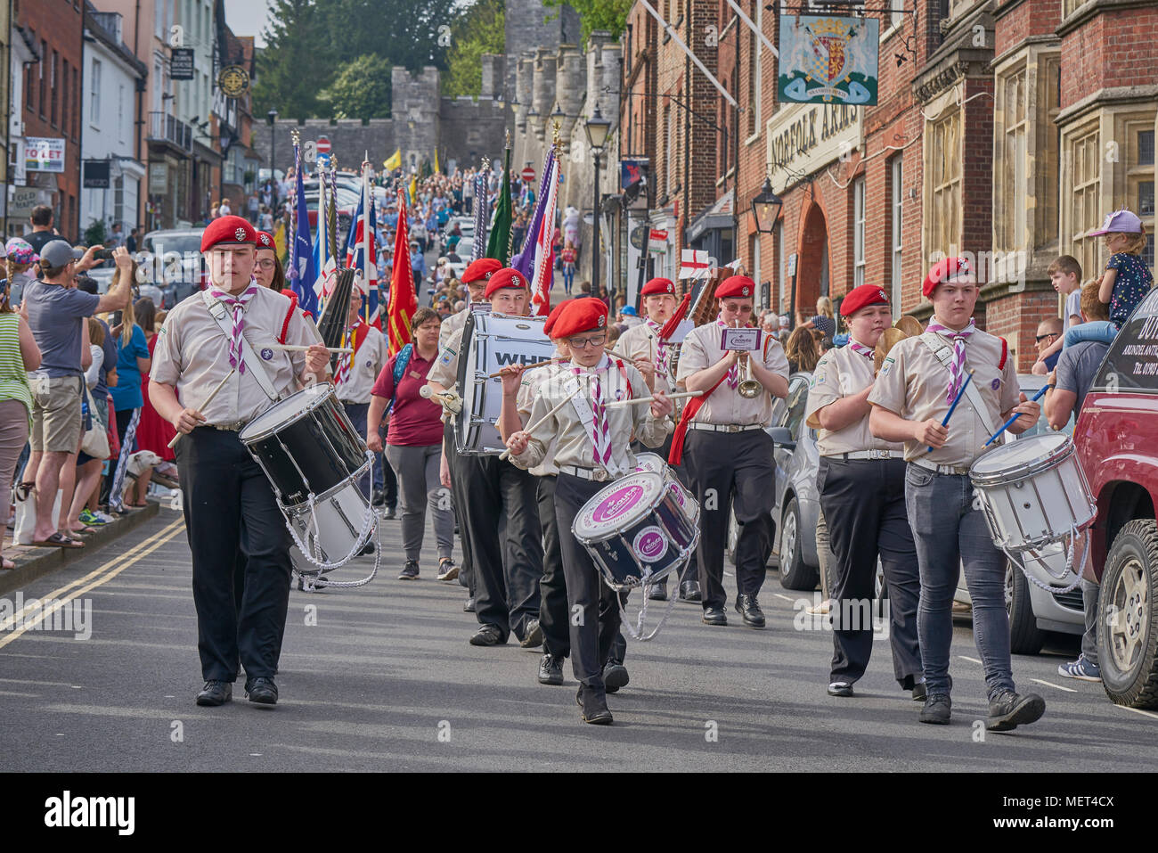 Arundel, West Sussex/UK - 22 Aprile: Scout e lupetti celebrare St George's day con una processione attraverso Arundel High Street. Foto Stock