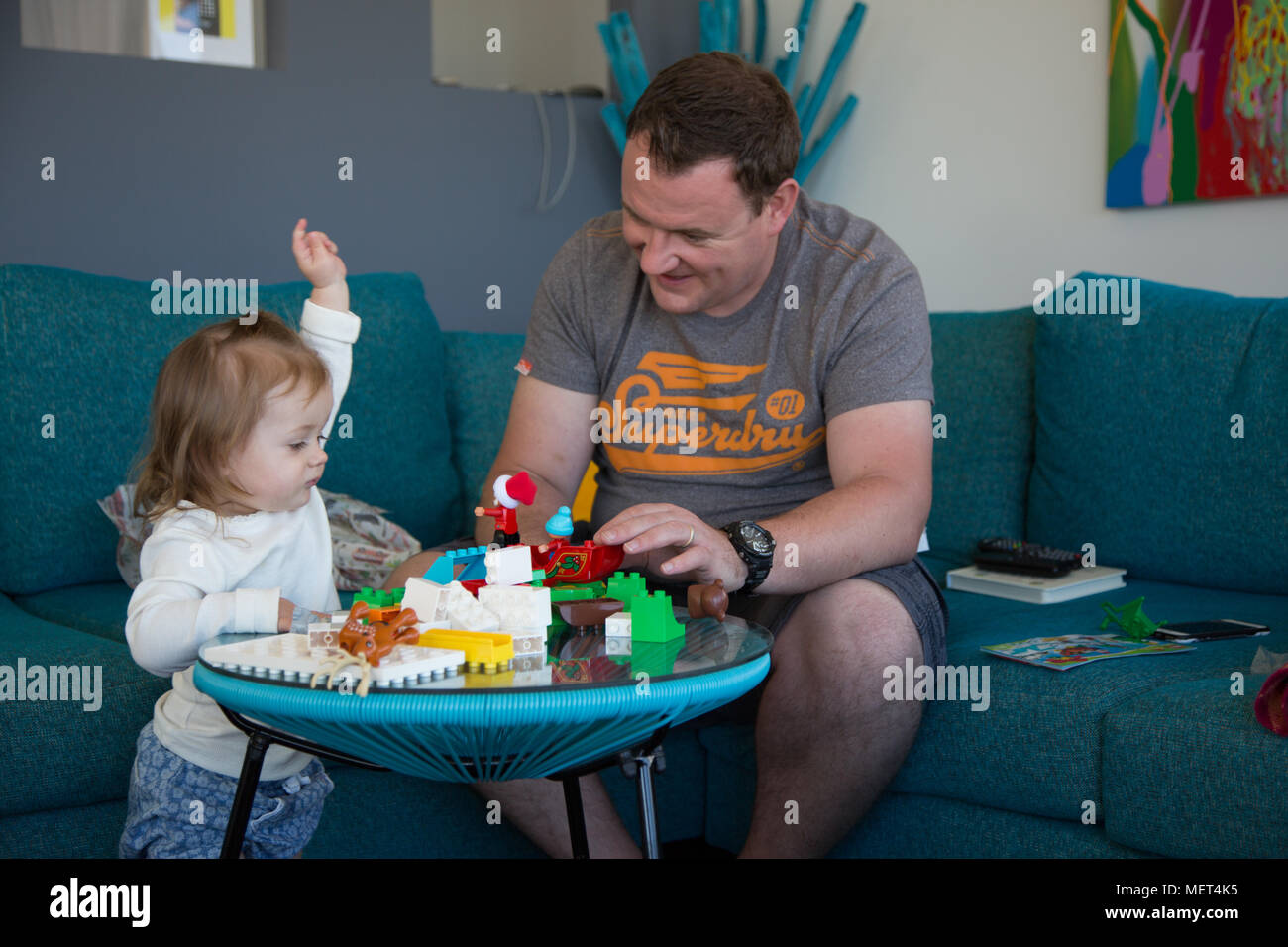 Padre e figlia gioca con Duplo Foto Stock