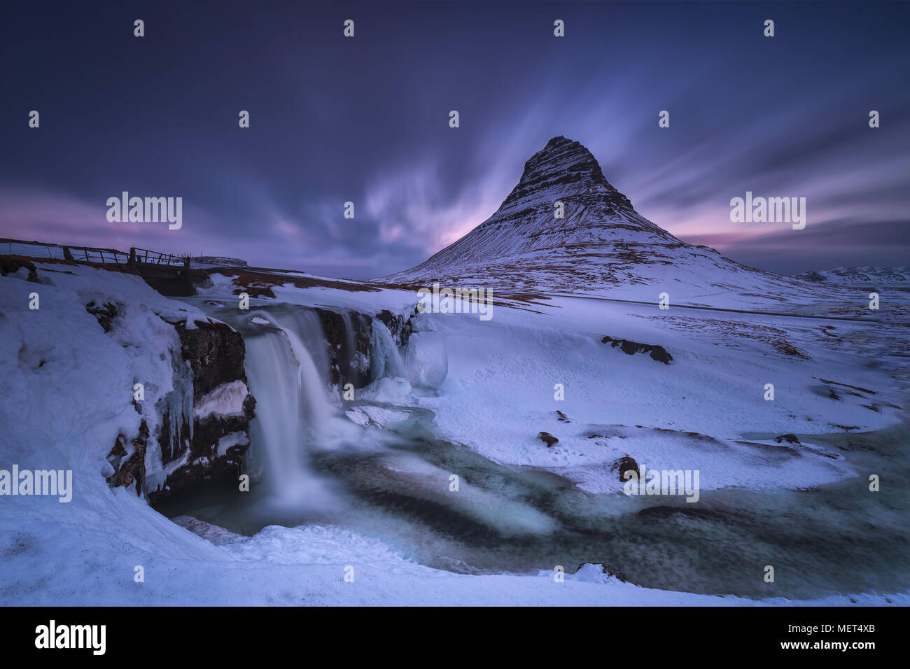 E Kirkjufell Kirkjufellfoss nevicato in un freddo inverno Foto Stock