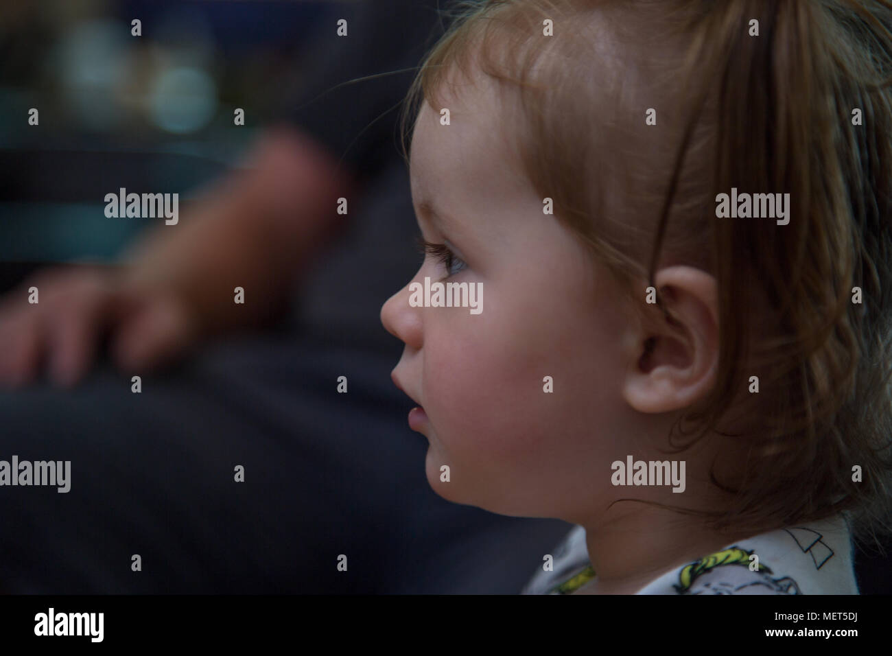 Infant fissando nello spazio Foto Stock