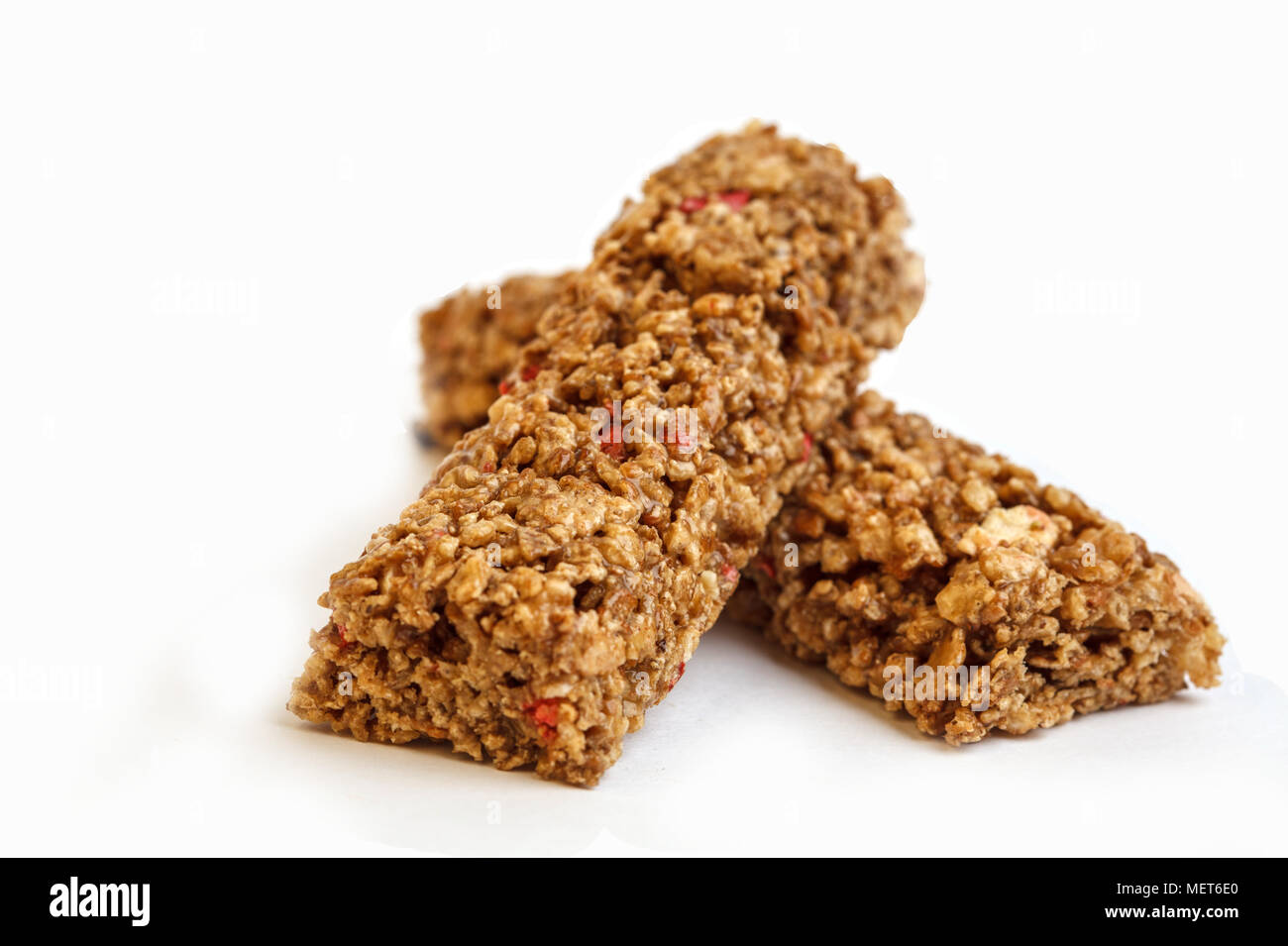 Fragola granola bar isolato su sfondo bianco. Una sana dolce con snack. Cereali granola bar con noci e bacche Foto Stock