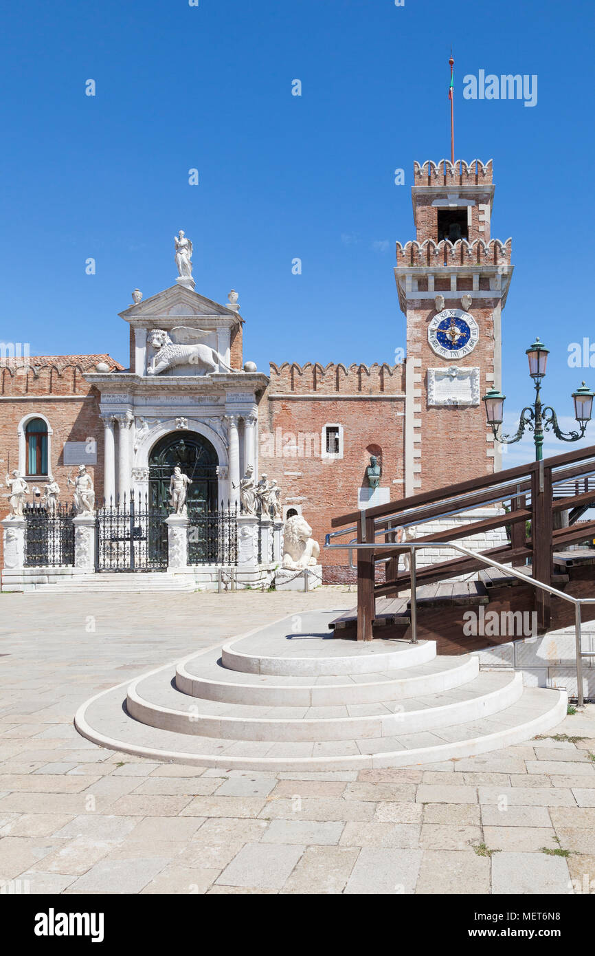 Gate terrestre e la torre dell orologio all'Arsenale, Castello, Venezia, Veneto, Italia con il leone alato di San Marco, il Pireo Lion e otto allegor Foto Stock