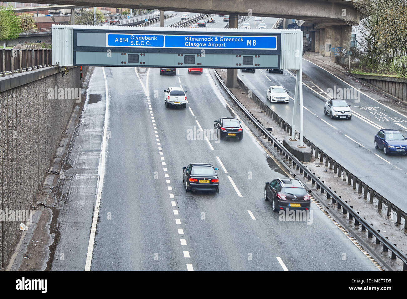 Regno Unito la segnaletica autostradale sul tettuccio di gantry - svincolo 17 della M8 Glasgow Scozia Scotland Foto Stock